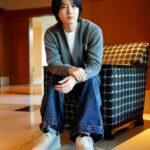 Dori Sakurada Instagram - GUCCI GUCCIの新クリエイティブ・ディレクターであるサバト・デ・サルノ氏が着任してから初めてデザインをしたスニーカー『GUCCI RE-WEB』✨ ブランドの伝統を受け継ぐグリーン、レッド、グリーン配色のウェブストライプがシュータンにデザインされており、これからまた新しい歴史を刻んでいくGUCCIを感じさせてくれるスニーカーでした😌 今年1発目に出会ったスニーカーはGUCCIにとっても、自分にとっても新しいスタートに最適のコレクションで、ワクワクする素敵な一足になりました！ @gucci #GucciAncora #PR