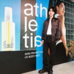 Dori Sakurada Instagram - ATHLETIA アクティブな毎日を送る方のニーズに機能で応えるアスレティアのから、これからの季節に大活躍しそうなボディにも髪にも地肌にも使えるUVボディミストが登場します✨ 日焼け止め対策は大切だと分かりながらも一手間あるので、僕も昔からあまり得意ではなかったのですが、これは「塗らなきゃ」という気持ちから「浴びたくなる」へ、ボディ用 UV カットの概念をシフトする、新感覚のボディミストのUVケアとなっています！ この『ATHLETIA スキンプロテクション UVボディミスト』はシュッとひと吹きで、天然植物精油**の爽やかな香りとともにミストが瞬時にオイルジェル化し、ひんやり、しっとりと肌に密着して紫外線から守ってくれます😌 **香料の一部 それから説明を聞いて驚いたのは水に強いウォーターレジスタント処方(SPF30/PA+++/UV耐水性★★)となっており、使用してから一定時間はプールなどに入っても効果が持続するという優れものです！ それなのに石けんで落とせる手軽さというのも嬉しいポイントです✨ さらに環境にも配慮した、ビーチフレンドリー処方(水環境リスク評価済)*** ***製品の使用による日常生活での洗い流しやレジャー時の環境流出を考慮し、水環境の生態系への影響が懸念されない設計 となっているので、アスレティアらしく安心して使用することができますね！ 僕が実際に試してみた感想ですと、とにかく手軽で、そして肌への馴染み方やひんやり感が気持ちよく、UV対策やケアというつもりではなくても使いたくなるような気持ちになりました！ これから陽射しも強くなってきますが、もちろん冬場も紫外線はケアするべきなので、是非いち早くこのスキンプロテクション UVボディミストでUV対策をしながら、今年もアクティブな日々を楽しんでいきましょう☀️ @athletiabeauty #athletia #アスレティア #PR