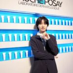 Dori Sakurada Instagram - LA ROCHE POSAY 世界のラ ロッシュ ポゼで売上No.1製品『シカプラストリペアクリーム』が待望の日本で発売開始します！ まず ラ ロッシュ ポゼの他シリーズのアイテムでは、僕の身の回りだとドラマや映画などの現場のヘアメイクさん達もご用意してくださることが多く、現場で初めてお会いして肌質や普段のスキンケアがわからない方でも、低刺激設計なアイテムなので幅広い方へ安心して使える優れもの！という印象でした✨ 僕もラ ロッシュ ポゼのアイテムがあれば"これなら大丈夫です！''とよく現場で助けられていました😌 そして今回のシカプラストリペアクリームも皮膚科学に基づいて開発されているので敏感肌の方には是非知ってほしいです！ テクスチャーは、手に出した瞬間は少しこっくりしていて、シアバターが配合されているので体温ですぐにさっと馴染みました✨ 伸びが良くて、適度に肌を包んでくれるような質感で、翌朝まで肌を保護してくれるような使い心地です！ 会場では乾燥肌の悩みを伝えたのですが、このクリームも乾燥肌にはとてもオススメとのことで、普段のスキンケアの最後に使用したり、海外の方では洗顔後に1番初めに塗る方もいるようで、自分にあった使い方で自由にスキンケアに取り入れることができそうです😌 さらにキメを整えて、毛穴のケアなど、沢山の悩みに向き合って開発されている製品なので、敏感肌でなかなか新しいスキンケアを試すのが不安な方などでも是非一度試してみてほしいです！ #PR #ラロッシュポゼ #シカプラストリペアクリーム #larocheposayskincare #塗るだけSOSシールド #ダーマコスメ #ダーマCICA #スキンケア