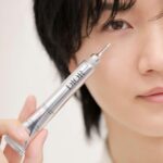 Dori Sakurada Instagram - DIOR BEAUTY ディオール ビューティーのカプチュール トータルのシリーズから強力な新製品が登場します！ 『カプチュール トータル ヒアルショット』と名付けられたこの新アイテムは、美容医療発想で肌にヒアルロン酸を補充する"部分用美容液"となっていて、気になる部分にヒアルロン酸をチャージし、潤いでしなやかなボリューム感を与えてくれます✨ 美容医療、高分子ヒアルロン酸と深い潤いを届ける中分子ヒアルロン酸を組み合わせた独自の有用成分を配合されているようです✨ さらにこだわりは成分だけではなく、美容医療の世界から着想を得た、スレンダーなチューブの先には極細の先端が伸び、額、目元、口元など、気になる部分に使用ができ、メイクの上からも美容液を正確に塗布することができます！ 現場でも皆が口を揃えて"これはすごい"と話題になっていて、僕も手元に使用してから数時間だったのですがとても良さそうな印象なので、これから顔の気になる部分をケアしていくのが楽しみです！ しばらく使ってみようと思います😊 シワやほうれい線など気になる方は是非一緒に試してみましょう！✨ @DIORBEAUTY @DIOR #カプチュールトータル #ヒアルショット #SUPPORTEDBYDIOR