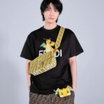Dori Sakurada Instagram - FENDI x FRGMT x POKÉMON 2024年を迎え、辰年を祝うフェンディは、ストリートファッションのゴッドファーザーとして知られる藤原ヒロシ氏とタッグを組み、遊び心に溢れ破壊的なクロスカテゴリーアニメーションをフィーチャーした「FENDI x FRGMT x POKÉMON」を発表しました！ 今年一発目のコラボレーションは僕としてもこの上ない最高の組み合わせで、実現することを聞いた時はとても驚いたことを覚えています🔥 そして直接コレクションを見た時はその驚きを簡単に飛び越えきました✨ FENDIという歴史あるブランドが承継されてきた魅力、大好きなポケットモンスターの世界観と辰年ぴったりのカイリューの可愛さとかっこよさ、その全てを表現、アートとして正解に導く藤原ヒロシさんのご手腕など、何もかもが最高で、夢のようなコラボレーションアイテムが誕生しました🏆✨ 本コレクションは、フェンディのアイコンバッグの「ピーカブー」と「バゲット」をはじめ、レディ・トゥ・ウェア、SLG、アクセサリーなどを加えた遊び心あるアイテム達が揃っています！ さらに藤原ヒロシ氏のシグネチャーを「FF」ジャガードの長調的な色合いと予想外の大胆なイエローのバージョンで再解釈しているデザインも今回のコラボレーションが実現したからこそ生まれたスペシャルな一品になっています✨ 今年のスタートに登場したビックサプライズと共に、ファッションの世界も明るく幸せが溢れる一年になることを願っています！ @FENDI #FendiFRGMTPokemon #PR #FENDI