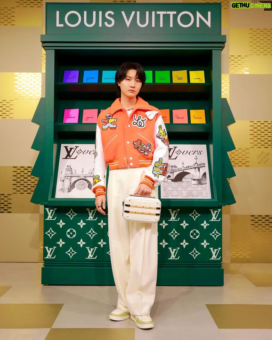Dori Sakurada - 67.2K Likes - LOUIS VUITTON MEN’S SS24 POPUP
ルイ・ヴィトンのメンズ クリエイティブ・ディレクター ファレル・ウィリアムス氏が手掛ける2024春夏メンズ・コレクションのポップアップストアが渋谷にオープン✨
2023年6月に発表された同コレクションのファッションショーの会場のような世界観になっています!
そしてポップアップストアでは今年初めてお会いする仲間達とも✨
尊敬している三吉彩花先生と☺️🙏
ただただ大好きなYUTAくんと🐲🤍
お見かけしたことはあったのですが初めてご挨拶させていただいた
川村壱馬くんと😊✨
素敵な空間には、素敵な洋服やアイテム、そして素敵な皆さんがいて、僕も今年一年を精一杯進んでいこうと思えました!
ポップアップは1月2日から21日までの期間限定の開催となっています!
2024年のスタートに皆さんも是非🌟
@LOUISVUITTON
#LouisVuitton
#LVMenSS24
#LVFashion
#InvitedbyLouisVuitton