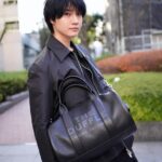 Dori Sakurada Instagram - MARC JACOBS ダッフルバッグシリーズからラージサイズが登場！ トートバッグなどと同じく柔らかく上質なフルグレインレザー✨ 1泊分くらいは余裕で入るのでトラベルバッグとしても愛用します😆 素敵なホリデーギフトを贈ってくださいました🎄✨ ありがとうございます☺️