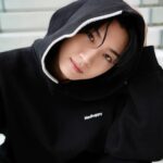 Dori Sakurada Instagram - Madhappy ロサンゼルス発、セレブ御用達ブランドの『マッドハッピー』が日本に上陸🌈 日本公式オンラインストアがオープンしました！ カラフルなロゴや着ているとハッピーな気持ちになるような着心地の良いウェアで、⽇常⽣活の中の⼩さな喜びや幸せを強調し、コミュニティのつながりを深めることを⽬指し、楽観的でポジティブな信念を表現しているそうです✨ フードのステッチが可愛くてお気に入りで、セットアップで普段着で愛用中です🫶 ハッピーが1番だね✌️✨ @madhappyjp @madhappy #madhappy #PR