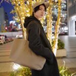 Dori Sakurada Instagram - FENDI 久々にキャップ！帽子は被るけどたまには気分を変えてキャップも良いね😊 同じ素材のバッグと合わせてます✨ どちらもベージュカラーがお気に入り💎 洋服じゃなくて、小物とかバッグだけで合わせるのも好きです😌 街はまだイルミネーションもあって綺麗だな🎄 暖かくして過ごそう〜✨ @FENDI #fendi #PR