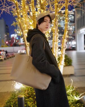 Dori Sakurada Instagram - FENDI

久々にキャップ！帽子は被るけどたまには気分を変えてキャップも良いね😊
同じ素材のバッグと合わせてます✨
どちらもベージュカラーがお気に入り💎
洋服じゃなくて、小物とかバッグだけで合わせるのも好きです😌

街はまだイルミネーションもあって綺麗だな🎄
暖かくして過ごそう〜✨

@FENDI #fendi #PR