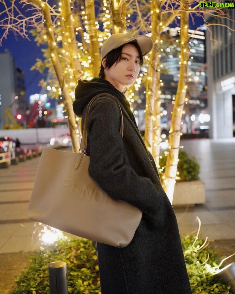 Dori Sakurada Instagram - FENDI 久々にキャップ！帽子は被るけどたまには気分を変えてキャップも良いね😊 同じ素材のバッグと合わせてます✨ どちらもベージュカラーがお気に入り💎 洋服じゃなくて、小物とかバッグだけで合わせるのも好きです😌 街はまだイルミネーションもあって綺麗だな🎄 暖かくして過ごそう〜✨ @FENDI #fendi #PR