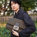 Dori Sakurada Instagram - FENDI フェンディのバゲット マキシ✨ 大きめサイズなので、デイリーのミニバッグでは入りきらないものをしっかり持ち運べる容量なのがありがたいです😌 レザーのハンドルとショルダーストラップが付いていて、どちらも取り外しも可能なので、ハンドバッグからショルダーバッグ、ボディバッグなど色んな楽しみ方ができそう！ FFロゴが際立つバッグ本体の素材はファブリックなので、上質ながらも柔らかい雰囲気もあり、愛用したくなるアイテムです💎 @FENDI✨ 素敵なバースデーギフトをありがとうございます！✨