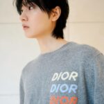 Dori Sakurada Instagram - DIOR 着心地が最高に良いディオールのウール&カシミアのセーター✨ グラフィカルに連ねたDior Multiシグネチャーが可愛いです🌈 裾と袖口のマルチカラーストライプが絶妙なバランス感で、一枚でも、シャツと合わせてもシックに着ることができそうです！ @dior✨ 素敵なバースデーギフトをありがとうございます！✨