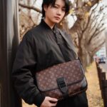 Dori Sakurada Instagram - Louis Vuitton この季節、やや荷物増えるので抜群のサイズ感です✨ 僕はタブレットが入るサイズがお気に入りになるポイントで、これなら小さめなノートパソコンも入りそうです！ ルイ・ヴィトンの象徴ともいえるモノグラムと、このブラックのショルダーベルトの組み合わせがとてもかっこよくてテンション上がります！ @louisvuitton ✨ 素敵なバースデーギフトをありがとうございます！✨
