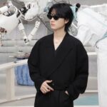 Dori Sakurada Instagram - GENTLE MONSTER & TAMBURINS 韓国発、グローバルファッションアイウェアブランド 『Gentle Monster』の東京フラッグシップストアがついにオープンします！ 東京には初進出で3月14日に青山にオープンします！ 『Gentle Monster Aoyama』はまさに完璧なジェントルモンスターの世界観が広がっていて、ファンだった方はもちろん、これからジェントルモンスターのアイテムをゲットしたい方にも大満足の空間でした✨ そして同ストア内に、規定されない美しさを探求する香りのブランド『TAMBURINS』の東京青山フラッグシップストアもオープンします！ タンバリンズも韓国発のブランドで、ファッショニスタから美容好きまで、幅広い層から絶大な人気を集めるブランドで、香りだけではなく視覚的にもユニークなプロダクトやオブジェがストア内並んでいました✨ ハンドクリームやリップバーム、可愛くて使いやすくてオススメです☺️ カボチャの形をしたキャンドルも可愛かったです🎃 ジェントルモンスターは大阪にはストアがあるのですが、タンバリンズもどちらも韓国発で、今までは実際にコレクションを手に取って見る機会は限られていたので、待望の東京、青山のストアオープンは僕もめちゃくちゃ嬉しいです！ 自分のショッピングもですが、どちらも友達へのギフトにもぴったりなので、通ってしまうと思います😌 ファッション、美容好きの皆さんは是非遊びに行ってみてください！✨ ストアではENHYPENのジェイクさん、ジョンウォンさん、ニキさん、そして三吉彩花様ともお会いすることができました💎✨ @gentlemonster @tamburinsofficial #PR #ジェントルモンスター #ジェントルモンスター青山 #GENTLEMONSTERAOYAMA #TAMBURINS #TAMBURINSAOYAMA #PUMKINI