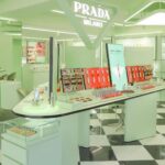Dori Sakurada Instagram - PRADA BEAUTY 待望の日本上陸を迎え、一部先行発売をしていた『プラダ ビューティ』のアイテムがついに全国発売されます！ コレクションを実際に拝見するために「プラダ ビューティ ワークショップ」に参加しました！ 3月20日に発売を開始した『プラダ ビューティ』から、今日はスキンケア、リップ、アイシャドウパレットなどを見ることができました✨ リップ バームは男女問わず使いやすく、色をつける前に下地として使うとしっとりふっくらとしてくれるのでおすすめです！ 見た目のデザインもおしゃれなのでギフトにも良いと思います✨ リップ スティックは『マット レザー』と『スムース ナイロン』の2種類で構成されていて、全24色が展開されます！ 僕は『スムース ナイロン』の『カラーP159 Nudo ヌード』を使用して、リップ バームとの相乗効果でうるおいと発色の良さに感動しました✨ 目元はアイシャドウパレットの『カラー04 Poetry ポエトリー』でピンクのキラキラを目元に🌸 なめらかなテクスチャーで、全く粉っぽくなく、ぴったりとラメがくっ付いてくれて、これは本当にお気に入りでした❣️ スキンケアは乾燥などの外的ストレスにアプローチする成分が含まれる、クレンザー、エッセンスローション、セラム、クリームが登場しました！ クリームは柔らかくてかなり潤いがあるテクスチャーで、浸透を感じやすいこういうクリームは大好きなので、とても気になりました😌 ファッションブランドとしてのPRADAの世界観がそのまま落とし込まれたようなデザインで、プロダクトのビジュアルから使い心地まで全く隙のない、コスメ好きには喜びしかない選択肢がまた一つ仲間入りしました✨ この日本上陸の記念に、全国発売と、オンラインでも販売開始しているアイテムがあるので、気になる方はぜひチェックしてみてくださいね🤍🖤 @pradabeauty @prada #PR #pradabeauty #プラダビューティ #prada