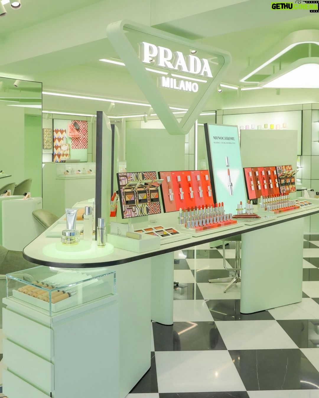 Dori Sakurada Instagram - PRADA BEAUTY 待望の日本上陸を迎え、一部先行発売をしていた『プラダ ビューティ』のアイテムがついに全国発売されます! コレクションを実際に拝見するために「プラダ ビューティ ワークショップ」に参加しました! 3月20日に発売を開始した『プラダ ビューティ』から、今日はスキンケア、リップ、アイシャドウパレットなどを見ることができました✨ リップ バームは男女問わず使いやすく、色をつける前に下地として使うとしっとりふっくらとしてくれるのでおすすめです! 見た目のデザインもおしゃれなのでギフトにも良いと思います✨ リップ スティックは『マット レザー』と『スムース ナイロン』の2種類で構成されていて、全24色が展開されます! 僕は『スムース ナイロン』の『カラーP159 Nudo ヌード』を使用して、リップ バームとの相乗効果でうるおいと発色の良さに感動しました✨ 目元はアイシャドウパレットの『カラー04 Poetry ポエトリー』でピンクのキラキラを目元に🌸 なめらかなテクスチャーで、全く粉っぽくなく、ぴったりとラメがくっ付いてくれて、これは本当にお気に入りでした❣️ スキンケアは乾燥などの外的ストレスにアプローチする成分が含まれる、クレンザー、エッセンスローション、セラム、クリームが登場しました! クリームは柔らかくてかなり潤いがあるテクスチャーで、浸透を感じやすいこういうクリームは大好きなので、とても気になりました😌 ファッションブランドとしてのPRADAの世界観がそのまま落とし込まれたようなデザインで、プロダクトのビジュアルから使い心地まで全く隙のない、コスメ好きには喜びしかない選択肢がまた一つ仲間入りしました✨ この日本上陸の記念に、全国発売と、オンラインでも販売開始しているアイテムがあるので、気になる方はぜひチェックしてみてくださいね🤍🖤 @pradabeauty @prada #PR #pradabeauty #プラダビューティ #prada