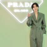 Dori Sakurada Instagram - PRADA BEAUTY 待望の日本上陸を迎え、一部先行発売をしていた『プラダ ビューティ』のアイテムがついに全国発売されます！ コレクションを実際に拝見するために「プラダ ビューティ ワークショップ」に参加しました！ 3月20日に発売を開始した『プラダ ビューティ』から、今日はスキンケア、リップ、アイシャドウパレットなどを見ることができました✨ リップ バームは男女問わず使いやすく、色をつける前に下地として使うとしっとりふっくらとしてくれるのでおすすめです！ 見た目のデザインもおしゃれなのでギフトにも良いと思います✨ リップ スティックは『マット レザー』と『スムース ナイロン』の2種類で構成されていて、全24色が展開されます！ 僕は『スムース ナイロン』の『カラーP159 Nudo ヌード』を使用して、リップ バームとの相乗効果でうるおいと発色の良さに感動しました✨ 目元はアイシャドウパレットの『カラー04 Poetry ポエトリー』でピンクのキラキラを目元に🌸 なめらかなテクスチャーで、全く粉っぽくなく、ぴったりとラメがくっ付いてくれて、これは本当にお気に入りでした❣️ スキンケアは乾燥などの外的ストレスにアプローチする成分が含まれる、クレンザー、エッセンスローション、セラム、クリームが登場しました！ クリームは柔らかくてかなり潤いがあるテクスチャーで、浸透を感じやすいこういうクリームは大好きなので、とても気になりました😌 ファッションブランドとしてのPRADAの世界観がそのまま落とし込まれたようなデザインで、プロダクトのビジュアルから使い心地まで全く隙のない、コスメ好きには喜びしかない選択肢がまた一つ仲間入りしました✨ この日本上陸の記念に、全国発売と、オンラインでも販売開始しているアイテムがあるので、気になる方はぜひチェックしてみてくださいね🤍🖤 @pradabeauty @prada #PR #pradabeauty #プラダビューティ #prada