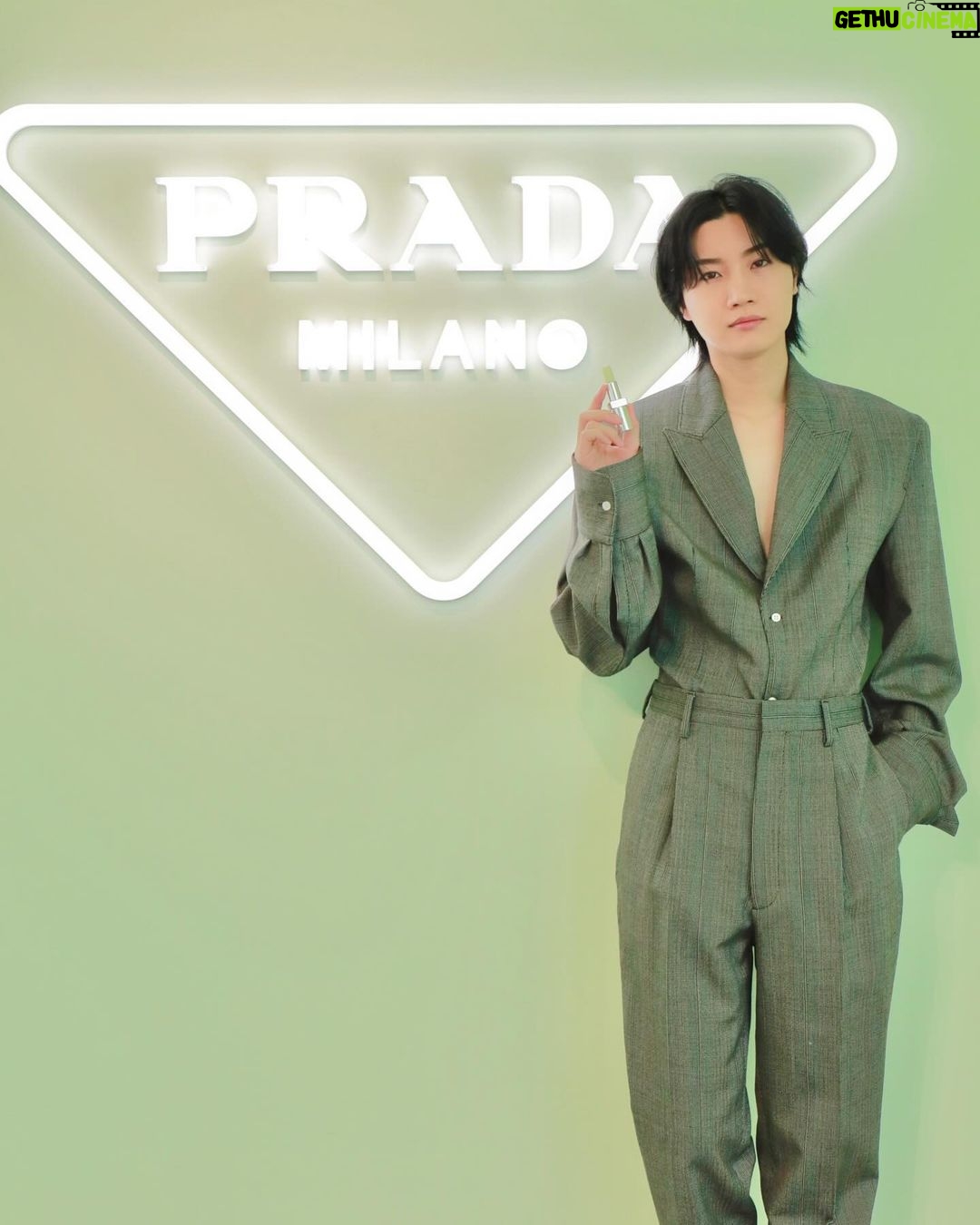 Dori Sakurada Instagram - PRADA BEAUTY 待望の日本上陸を迎え、一部先行発売をしていた『プラダ ビューティ』のアイテムがついに全国発売されます! コレクションを実際に拝見するために「プラダ ビューティ ワークショップ」に参加しました! 3月20日に発売を開始した『プラダ ビューティ』から、今日はスキンケア、リップ、アイシャドウパレットなどを見ることができました✨ リップ バームは男女問わず使いやすく、色をつける前に下地として使うとしっとりふっくらとしてくれるのでおすすめです! 見た目のデザインもおしゃれなのでギフトにも良いと思います✨ リップ スティックは『マット レザー』と『スムース ナイロン』の2種類で構成されていて、全24色が展開されます! 僕は『スムース ナイロン』の『カラーP159 Nudo ヌード』を使用して、リップ バームとの相乗効果でうるおいと発色の良さに感動しました✨ 目元はアイシャドウパレットの『カラー04 Poetry ポエトリー』でピンクのキラキラを目元に🌸 なめらかなテクスチャーで、全く粉っぽくなく、ぴったりとラメがくっ付いてくれて、これは本当にお気に入りでした❣️ スキンケアは乾燥などの外的ストレスにアプローチする成分が含まれる、クレンザー、エッセンスローション、セラム、クリームが登場しました! クリームは柔らかくてかなり潤いがあるテクスチャーで、浸透を感じやすいこういうクリームは大好きなので、とても気になりました😌 ファッションブランドとしてのPRADAの世界観がそのまま落とし込まれたようなデザインで、プロダクトのビジュアルから使い心地まで全く隙のない、コスメ好きには喜びしかない選択肢がまた一つ仲間入りしました✨ この日本上陸の記念に、全国発売と、オンラインでも販売開始しているアイテムがあるので、気になる方はぜひチェックしてみてくださいね🤍🖤 @pradabeauty @prada #PR #pradabeauty #プラダビューティ #prada