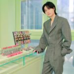 Dori Sakurada Instagram - PRADA BEAUTY 待望の日本上陸を迎え、一部先行発売をしていた『プラダ ビューティ』のアイテムがついに全国発売されます！ コレクションを実際に拝見するために「プラダ ビューティ ワークショップ」に参加しました！ 3月20日に発売を開始した『プラダ ビューティ』から、今日はスキンケア、リップ、アイシャドウパレットなどを見ることができました✨ リップ バームは男女問わず使いやすく、色をつける前に下地として使うとしっとりふっくらとしてくれるのでおすすめです！ 見た目のデザインもおしゃれなのでギフトにも良いと思います✨ リップ スティックは『マット レザー』と『スムース ナイロン』の2種類で構成されていて、全24色が展開されます！ 僕は『スムース ナイロン』の『カラーP159 Nudo ヌード』を使用して、リップ バームとの相乗効果でうるおいと発色の良さに感動しました✨ 目元はアイシャドウパレットの『カラー04 Poetry ポエトリー』でピンクのキラキラを目元に🌸 なめらかなテクスチャーで、全く粉っぽくなく、ぴったりとラメがくっ付いてくれて、これは本当にお気に入りでした❣️ スキンケアは乾燥などの外的ストレスにアプローチする成分が含まれる、クレンザー、エッセンスローション、セラム、クリームが登場しました！ クリームは柔らかくてかなり潤いがあるテクスチャーで、浸透を感じやすいこういうクリームは大好きなので、とても気になりました😌 ファッションブランドとしてのPRADAの世界観がそのまま落とし込まれたようなデザインで、プロダクトのビジュアルから使い心地まで全く隙のない、コスメ好きには喜びしかない選択肢がまた一つ仲間入りしました✨ この日本上陸の記念に、全国発売と、オンラインでも販売開始しているアイテムがあるので、気になる方はぜひチェックしてみてくださいね🤍🖤 @pradabeauty @prada #PR #pradabeauty #プラダビューティ #prada