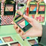 Dori Sakurada Instagram - PRADA BEAUTY 待望の日本上陸を迎え、一部先行発売をしていた『プラダ ビューティ』のアイテムがついに全国発売されます！ コレクションを実際に拝見するために「プラダ ビューティ ワークショップ」に参加しました！ 3月20日に発売を開始した『プラダ ビューティ』から、今日はスキンケア、リップ、アイシャドウパレットなどを見ることができました✨ リップ バームは男女問わず使いやすく、色をつける前に下地として使うとしっとりふっくらとしてくれるのでおすすめです！ 見た目のデザインもおしゃれなのでギフトにも良いと思います✨ リップ スティックは『マット レザー』と『スムース ナイロン』の2種類で構成されていて、全24色が展開されます！ 僕は『スムース ナイロン』の『カラーP159 Nudo ヌード』を使用して、リップ バームとの相乗効果でうるおいと発色の良さに感動しました✨ 目元はアイシャドウパレットの『カラー04 Poetry ポエトリー』でピンクのキラキラを目元に🌸 なめらかなテクスチャーで、全く粉っぽくなく、ぴったりとラメがくっ付いてくれて、これは本当にお気に入りでした❣️ スキンケアは乾燥などの外的ストレスにアプローチする成分が含まれる、クレンザー、エッセンスローション、セラム、クリームが登場しました！ クリームは柔らかくてかなり潤いがあるテクスチャーで、浸透を感じやすいこういうクリームは大好きなので、とても気になりました😌 ファッションブランドとしてのPRADAの世界観がそのまま落とし込まれたようなデザインで、プロダクトのビジュアルから使い心地まで全く隙のない、コスメ好きには喜びしかない選択肢がまた一つ仲間入りしました✨ この日本上陸の記念に、全国発売と、オンラインでも販売開始しているアイテムがあるので、気になる方はぜひチェックしてみてくださいね🤍🖤 @pradabeauty @prada #PR #pradabeauty #プラダビューティ #prada