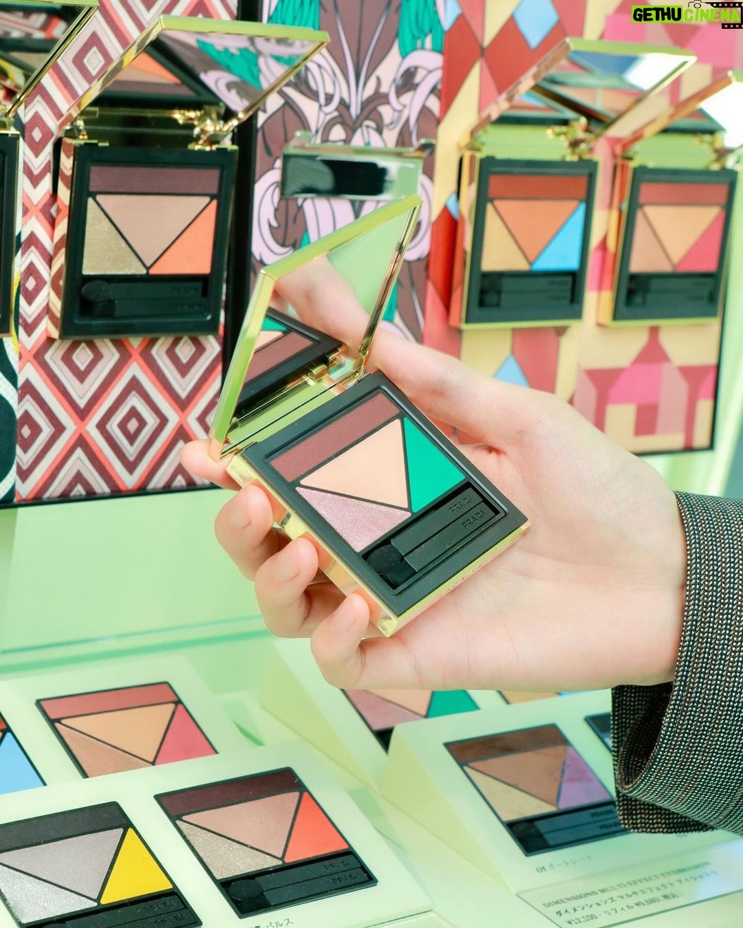 Dori Sakurada Instagram - PRADA BEAUTY 待望の日本上陸を迎え、一部先行発売をしていた『プラダ ビューティ』のアイテムがついに全国発売されます! コレクションを実際に拝見するために「プラダ ビューティ ワークショップ」に参加しました! 3月20日に発売を開始した『プラダ ビューティ』から、今日はスキンケア、リップ、アイシャドウパレットなどを見ることができました✨ リップ バームは男女問わず使いやすく、色をつける前に下地として使うとしっとりふっくらとしてくれるのでおすすめです! 見た目のデザインもおしゃれなのでギフトにも良いと思います✨ リップ スティックは『マット レザー』と『スムース ナイロン』の2種類で構成されていて、全24色が展開されます! 僕は『スムース ナイロン』の『カラーP159 Nudo ヌード』を使用して、リップ バームとの相乗効果でうるおいと発色の良さに感動しました✨ 目元はアイシャドウパレットの『カラー04 Poetry ポエトリー』でピンクのキラキラを目元に🌸 なめらかなテクスチャーで、全く粉っぽくなく、ぴったりとラメがくっ付いてくれて、これは本当にお気に入りでした❣️ スキンケアは乾燥などの外的ストレスにアプローチする成分が含まれる、クレンザー、エッセンスローション、セラム、クリームが登場しました! クリームは柔らかくてかなり潤いがあるテクスチャーで、浸透を感じやすいこういうクリームは大好きなので、とても気になりました😌 ファッションブランドとしてのPRADAの世界観がそのまま落とし込まれたようなデザインで、プロダクトのビジュアルから使い心地まで全く隙のない、コスメ好きには喜びしかない選択肢がまた一つ仲間入りしました✨ この日本上陸の記念に、全国発売と、オンラインでも販売開始しているアイテムがあるので、気になる方はぜひチェックしてみてくださいね🤍🖤 @pradabeauty @prada #PR #pradabeauty #プラダビューティ #prada