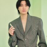 Dori Sakurada Instagram - PRADA BEAUTY 待望の日本上陸を迎え、一部先行発売をしていた『プラダ ビューティ』のアイテムがついに全国発売されます！ コレクションを実際に拝見するために「プラダ ビューティ ワークショップ」に参加しました！ 3月20日に発売を開始した『プラダ ビューティ』から、今日はスキンケア、リップ、アイシャドウパレットなどを見ることができました✨ リップ バームは男女問わず使いやすく、色をつける前に下地として使うとしっとりふっくらとしてくれるのでおすすめです！ 見た目のデザインもおしゃれなのでギフトにも良いと思います✨ リップ スティックは『マット レザー』と『スムース ナイロン』の2種類で構成されていて、全24色が展開されます！ 僕は『スムース ナイロン』の『カラーP159 Nudo ヌード』を使用して、リップ バームとの相乗効果でうるおいと発色の良さに感動しました✨ 目元はアイシャドウパレットの『カラー04 Poetry ポエトリー』でピンクのキラキラを目元に🌸 なめらかなテクスチャーで、全く粉っぽくなく、ぴったりとラメがくっ付いてくれて、これは本当にお気に入りでした❣️ スキンケアは乾燥などの外的ストレスにアプローチする成分が含まれる、クレンザー、エッセンスローション、セラム、クリームが登場しました！ クリームは柔らかくてかなり潤いがあるテクスチャーで、浸透を感じやすいこういうクリームは大好きなので、とても気になりました😌 ファッションブランドとしてのPRADAの世界観がそのまま落とし込まれたようなデザインで、プロダクトのビジュアルから使い心地まで全く隙のない、コスメ好きには喜びしかない選択肢がまた一つ仲間入りしました✨ この日本上陸の記念に、全国発売と、オンラインでも販売開始しているアイテムがあるので、気になる方はぜひチェックしてみてくださいね🤍🖤 @pradabeauty @prada #PR #pradabeauty #プラダビューティ #prada
