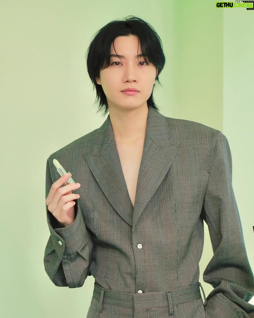 Dori Sakurada Instagram - PRADA BEAUTY 待望の日本上陸を迎え、一部先行発売をしていた『プラダ ビューティ』のアイテムがついに全国発売されます! コレクションを実際に拝見するために「プラダ ビューティ ワークショップ」に参加しました! 3月20日に発売を開始した『プラダ ビューティ』から、今日はスキンケア、リップ、アイシャドウパレットなどを見ることができました✨ リップ バームは男女問わず使いやすく、色をつける前に下地として使うとしっとりふっくらとしてくれるのでおすすめです! 見た目のデザインもおしゃれなのでギフトにも良いと思います✨ リップ スティックは『マット レザー』と『スムース ナイロン』の2種類で構成されていて、全24色が展開されます! 僕は『スムース ナイロン』の『カラーP159 Nudo ヌード』を使用して、リップ バームとの相乗効果でうるおいと発色の良さに感動しました✨ 目元はアイシャドウパレットの『カラー04 Poetry ポエトリー』でピンクのキラキラを目元に🌸 なめらかなテクスチャーで、全く粉っぽくなく、ぴったりとラメがくっ付いてくれて、これは本当にお気に入りでした❣️ スキンケアは乾燥などの外的ストレスにアプローチする成分が含まれる、クレンザー、エッセンスローション、セラム、クリームが登場しました! クリームは柔らかくてかなり潤いがあるテクスチャーで、浸透を感じやすいこういうクリームは大好きなので、とても気になりました😌 ファッションブランドとしてのPRADAの世界観がそのまま落とし込まれたようなデザインで、プロダクトのビジュアルから使い心地まで全く隙のない、コスメ好きには喜びしかない選択肢がまた一つ仲間入りしました✨ この日本上陸の記念に、全国発売と、オンラインでも販売開始しているアイテムがあるので、気になる方はぜひチェックしてみてくださいね🤍🖤 @pradabeauty @prada #PR #pradabeauty #プラダビューティ #prada