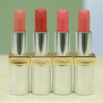 Dori Sakurada Instagram - PRADA BEAUTY 待望の日本上陸を迎え、一部先行発売をしていた『プラダ ビューティ』のアイテムがついに全国発売されます！ コレクションを実際に拝見するために「プラダ ビューティ ワークショップ」に参加しました！ 3月20日に発売を開始した『プラダ ビューティ』から、今日はスキンケア、リップ、アイシャドウパレットなどを見ることができました✨ リップ バームは男女問わず使いやすく、色をつける前に下地として使うとしっとりふっくらとしてくれるのでおすすめです！ 見た目のデザインもおしゃれなのでギフトにも良いと思います✨ リップ スティックは『マット レザー』と『スムース ナイロン』の2種類で構成されていて、全24色が展開されます！ 僕は『スムース ナイロン』の『カラーP159 Nudo ヌード』を使用して、リップ バームとの相乗効果でうるおいと発色の良さに感動しました✨ 目元はアイシャドウパレットの『カラー04 Poetry ポエトリー』でピンクのキラキラを目元に🌸 なめらかなテクスチャーで、全く粉っぽくなく、ぴったりとラメがくっ付いてくれて、これは本当にお気に入りでした❣️ スキンケアは乾燥などの外的ストレスにアプローチする成分が含まれる、クレンザー、エッセンスローション、セラム、クリームが登場しました！ クリームは柔らかくてかなり潤いがあるテクスチャーで、浸透を感じやすいこういうクリームは大好きなので、とても気になりました😌 ファッションブランドとしてのPRADAの世界観がそのまま落とし込まれたようなデザインで、プロダクトのビジュアルから使い心地まで全く隙のない、コスメ好きには喜びしかない選択肢がまた一つ仲間入りしました✨ この日本上陸の記念に、全国発売と、オンラインでも販売開始しているアイテムがあるので、気になる方はぜひチェックしてみてくださいね🤍🖤 @pradabeauty @prada #PR #pradabeauty #プラダビューティ #prada
