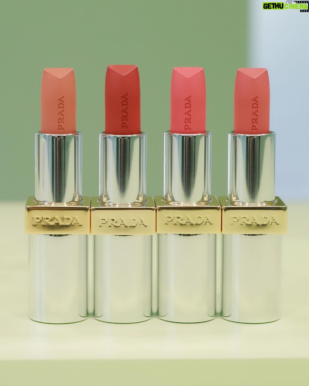Dori Sakurada Instagram - PRADA BEAUTY 待望の日本上陸を迎え、一部先行発売をしていた『プラダ ビューティ』のアイテムがついに全国発売されます! コレクションを実際に拝見するために「プラダ ビューティ ワークショップ」に参加しました! 3月20日に発売を開始した『プラダ ビューティ』から、今日はスキンケア、リップ、アイシャドウパレットなどを見ることができました✨ リップ バームは男女問わず使いやすく、色をつける前に下地として使うとしっとりふっくらとしてくれるのでおすすめです! 見た目のデザインもおしゃれなのでギフトにも良いと思います✨ リップ スティックは『マット レザー』と『スムース ナイロン』の2種類で構成されていて、全24色が展開されます! 僕は『スムース ナイロン』の『カラーP159 Nudo ヌード』を使用して、リップ バームとの相乗効果でうるおいと発色の良さに感動しました✨ 目元はアイシャドウパレットの『カラー04 Poetry ポエトリー』でピンクのキラキラを目元に🌸 なめらかなテクスチャーで、全く粉っぽくなく、ぴったりとラメがくっ付いてくれて、これは本当にお気に入りでした❣️ スキンケアは乾燥などの外的ストレスにアプローチする成分が含まれる、クレンザー、エッセンスローション、セラム、クリームが登場しました! クリームは柔らかくてかなり潤いがあるテクスチャーで、浸透を感じやすいこういうクリームは大好きなので、とても気になりました😌 ファッションブランドとしてのPRADAの世界観がそのまま落とし込まれたようなデザインで、プロダクトのビジュアルから使い心地まで全く隙のない、コスメ好きには喜びしかない選択肢がまた一つ仲間入りしました✨ この日本上陸の記念に、全国発売と、オンラインでも販売開始しているアイテムがあるので、気になる方はぜひチェックしてみてくださいね🤍🖤 @pradabeauty @prada #PR #pradabeauty #プラダビューティ #prada