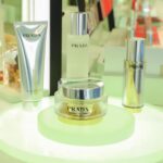 Dori Sakurada Instagram - PRADA BEAUTY 待望の日本上陸を迎え、一部先行発売をしていた『プラダ ビューティ』のアイテムがついに全国発売されます！ コレクションを実際に拝見するために「プラダ ビューティ ワークショップ」に参加しました！ 3月20日に発売を開始した『プラダ ビューティ』から、今日はスキンケア、リップ、アイシャドウパレットなどを見ることができました✨ リップ バームは男女問わず使いやすく、色をつける前に下地として使うとしっとりふっくらとしてくれるのでおすすめです！ 見た目のデザインもおしゃれなのでギフトにも良いと思います✨ リップ スティックは『マット レザー』と『スムース ナイロン』の2種類で構成されていて、全24色が展開されます！ 僕は『スムース ナイロン』の『カラーP159 Nudo ヌード』を使用して、リップ バームとの相乗効果でうるおいと発色の良さに感動しました✨ 目元はアイシャドウパレットの『カラー04 Poetry ポエトリー』でピンクのキラキラを目元に🌸 なめらかなテクスチャーで、全く粉っぽくなく、ぴったりとラメがくっ付いてくれて、これは本当にお気に入りでした❣️ スキンケアは乾燥などの外的ストレスにアプローチする成分が含まれる、クレンザー、エッセンスローション、セラム、クリームが登場しました！ クリームは柔らかくてかなり潤いがあるテクスチャーで、浸透を感じやすいこういうクリームは大好きなので、とても気になりました😌 ファッションブランドとしてのPRADAの世界観がそのまま落とし込まれたようなデザインで、プロダクトのビジュアルから使い心地まで全く隙のない、コスメ好きには喜びしかない選択肢がまた一つ仲間入りしました✨ この日本上陸の記念に、全国発売と、オンラインでも販売開始しているアイテムがあるので、気になる方はぜひチェックしてみてくださいね🤍🖤 @pradabeauty @prada #PR #pradabeauty #プラダビューティ #prada