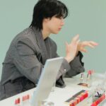 Dori Sakurada Instagram - PRADA BEAUTY 待望の日本上陸を迎え、一部先行発売をしていた『プラダ ビューティ』のアイテムがついに全国発売されます！ コレクションを実際に拝見するために「プラダ ビューティ ワークショップ」に参加しました！ 3月20日に発売を開始した『プラダ ビューティ』から、今日はスキンケア、リップ、アイシャドウパレットなどを見ることができました✨ リップ バームは男女問わず使いやすく、色をつける前に下地として使うとしっとりふっくらとしてくれるのでおすすめです！ 見た目のデザインもおしゃれなのでギフトにも良いと思います✨ リップ スティックは『マット レザー』と『スムース ナイロン』の2種類で構成されていて、全24色が展開されます！ 僕は『スムース ナイロン』の『カラーP159 Nudo ヌード』を使用して、リップ バームとの相乗効果でうるおいと発色の良さに感動しました✨ 目元はアイシャドウパレットの『カラー04 Poetry ポエトリー』でピンクのキラキラを目元に🌸 なめらかなテクスチャーで、全く粉っぽくなく、ぴったりとラメがくっ付いてくれて、これは本当にお気に入りでした❣️ スキンケアは乾燥などの外的ストレスにアプローチする成分が含まれる、クレンザー、エッセンスローション、セラム、クリームが登場しました！ クリームは柔らかくてかなり潤いがあるテクスチャーで、浸透を感じやすいこういうクリームは大好きなので、とても気になりました😌 ファッションブランドとしてのPRADAの世界観がそのまま落とし込まれたようなデザインで、プロダクトのビジュアルから使い心地まで全く隙のない、コスメ好きには喜びしかない選択肢がまた一つ仲間入りしました✨ この日本上陸の記念に、全国発売と、オンラインでも販売開始しているアイテムがあるので、気になる方はぜひチェックしてみてくださいね🤍🖤 @pradabeauty @prada #PR #pradabeauty #プラダビューティ #prada