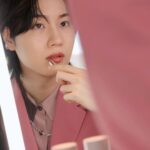 Dori Sakurada Instagram - RMK 4月5日に新発売されるRMKの『デューイーメルト リップカラー』のローンチイベントに参加してきました！ この『デューイーメルト リップカラー』は、澄み切った発色と艶に注目したもので、全12色で展開されるのですが、唇に塗ると温度で柔らかく溶けてしっかりフィットしてくれます！ リップをふっくらと演出してくれ、驚いたのはドリンクを飲んだ時にグラスにリップの色が移らず、しっかりキープしてくれました✨ さらに美容成分も含まれており、うるおいを保ちながら、つけたての仕上がりが長時間持続します！ 絶妙なくすみ感のあるカラーバリエーションで、青みピンクのカラーにも、細かいゴールドのラメが入っていたりするので、パーソナルカラーにとらわれずに好きなアイテムをセレクトして楽しめます💄 同時に登場する『リップベースライナー』は、ソフトマットな質感で縁取り＆面で塗ることができる優れもの、オイルトリートメント発想の『Wトリートメント クレンジングバーム』は体温でスッと溶けて美容成分たっぷりでメイクをオフしてくれます！ クレンジングバームも先に使用させていただいたのですが、とても気に入りました！ ちなみに僕は10の『サクラ シーン』というカラーを塗りました🌸 発色良く、自然に唇に色を付けてくれてお気に入りでした✨ 色々と試させていただいて『デューイーメルト リップカラー』はかなり人気になると思いました…！ 手に入れたい方はお早めにチェックしてみてください❣️ @rmkofficial #PR