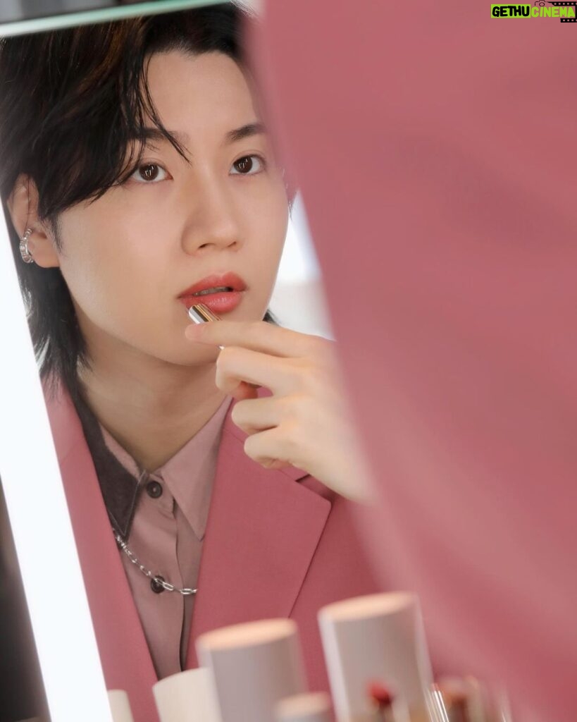 Dori Sakurada Instagram - RMK 4月5日に新発売されるRMKの『デューイーメルト リップカラー』のローンチイベントに参加してきました！ この『デューイーメルト リップカラー』は、澄み切った発色と艶に注目したもので、全12色で展開されるのですが、唇に塗ると温度で柔らかく溶けてしっかりフィットしてくれます！ リップをふっくらと演出してくれ、驚いたのはドリンクを飲んだ時にグラスにリップの色が移らず、しっかりキープしてくれました✨ さらに美容成分も含まれており、うるおいを保ちながら、つけたての仕上がりが長時間持続します！ 絶妙なくすみ感のあるカラーバリエーションで、青みピンクのカラーにも、細かいゴールドのラメが入っていたりするので、パーソナルカラーにとらわれずに好きなアイテムをセレクトして楽しめます💄 同時に登場する『リップベースライナー』は、ソフトマットな質感で縁取り＆面で塗ることができる優れもの、オイルトリートメント発想の『Wトリートメント クレンジングバーム』は体温でスッと溶けて美容成分たっぷりでメイクをオフしてくれます！ クレンジングバームも先に使用させていただいたのですが、とても気に入りました！ ちなみに僕は10の『サクラ シーン』というカラーを塗りました🌸 発色良く、自然に唇に色を付けてくれてお気に入りでした✨ 色々と試させていただいて『デューイーメルト リップカラー』はかなり人気になると思いました…！ 手に入れたい方はお早めにチェックしてみてください❣ @rmkofficial #PR