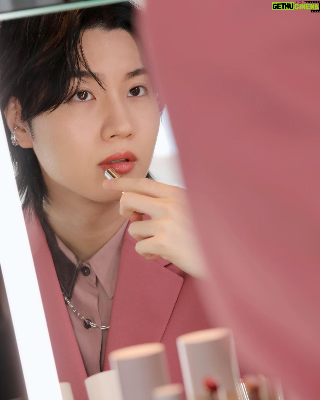 Dori Sakurada - 61.1K Likes - RMK
4月5日に新発売されるRMKの『デューイーメルト リップカラー』のローンチイベントに参加してきました!
この『デューイーメルト リップカラー』は、澄み切った発色と艶に注目したもので、全12色で展開されるのですが、唇に塗ると温度で柔らかく溶けてしっかりフィットしてくれます!
リップをふっくらと演出してくれ、驚いたのはドリンクを飲んだ時にグラスにリップの色が移らず、しっかりキープしてくれました✨
さらに美容成分も含まれており、うるおいを保ちながら、つけたての仕上がりが長時間持続します!
絶妙なくすみ感のあるカラーバリエーションで、青みピンクのカラーにも、細かいゴールドのラメが入っていたりするので、パーソナルカラーにとらわれずに好きなアイテムをセレクトして楽しめます💄
同時に登場する『リップベースライナー』は、ソフトマットな質感で縁取り&面で塗ることができる優れもの、オイルトリートメント発想の『Wトリートメント クレンジングバーム』は体温でスッと溶けて美容成分たっぷりでメイクをオフしてくれます!
クレンジングバームも先に使用させていただいたのですが、とても気に入りました!
ちなみに僕は10の『サクラ シーン』というカラーを塗りました🌸
発色良く、自然に唇に色を付けてくれてお気に入りでした✨
色々と試させていただいて『デューイーメルト リップカラー』はかなり人気になると思いました…!
手に入れたい方はお早めにチェックしてみてください❣️
@rmkofficial #PR