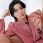Dori Sakurada Instagram - RMK 4月5日に新発売されるRMKの『デューイーメルト リップカラー』のローンチイベントに参加してきました！ この『デューイーメルト リップカラー』は、澄み切った発色と艶に注目したもので、全12色で展開されるのですが、唇に塗ると温度で柔らかく溶けてしっかりフィットしてくれます！ リップをふっくらと演出してくれ、驚いたのはドリンクを飲んだ時にグラスにリップの色が移らず、しっかりキープしてくれました✨ さらに美容成分も含まれており、うるおいを保ちながら、つけたての仕上がりが長時間持続します！ 絶妙なくすみ感のあるカラーバリエーションで、青みピンクのカラーにも、細かいゴールドのラメが入っていたりするので、パーソナルカラーにとらわれずに好きなアイテムをセレクトして楽しめます💄 同時に登場する『リップベースライナー』は、ソフトマットな質感で縁取り＆面で塗ることができる優れもの、オイルトリートメント発想の『Wトリートメント クレンジングバーム』は体温でスッと溶けて美容成分たっぷりでメイクをオフしてくれます！ クレンジングバームも先に使用させていただいたのですが、とても気に入りました！ ちなみに僕は10の『サクラ シーン』というカラーを塗りました🌸 発色良く、自然に唇に色を付けてくれてお気に入りでした✨ 色々と試させていただいて『デューイーメルト リップカラー』はかなり人気になると思いました…！ 手に入れたい方はお早めにチェックしてみてください❣️ @rmkofficial #PR