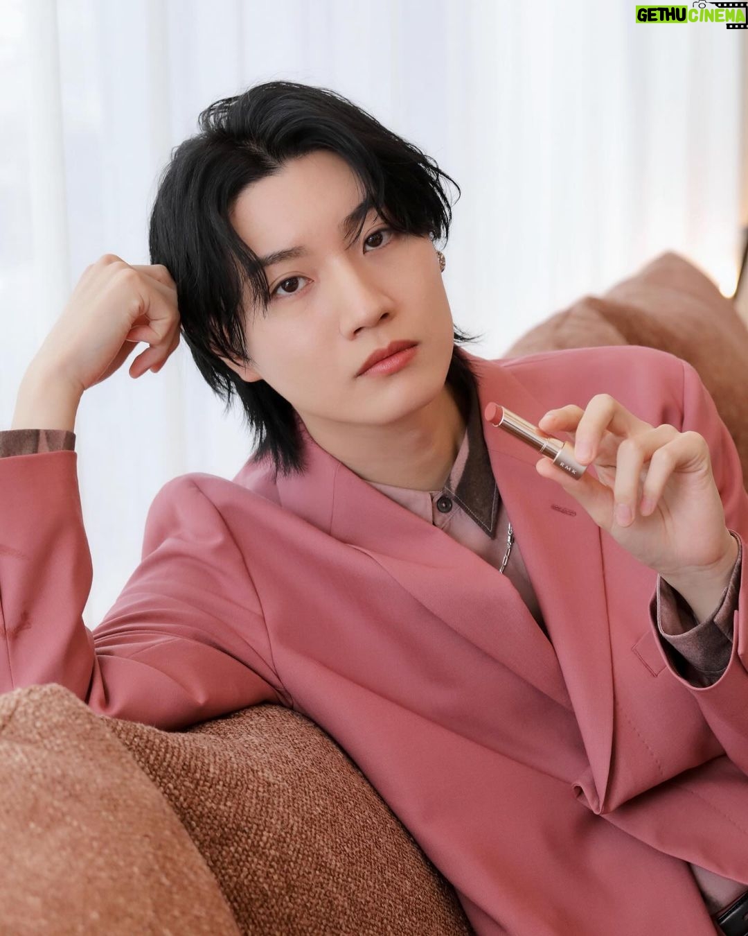 Dori Sakurada Instagram - RMK 4月5日に新発売されるRMKの『デューイーメルト リップカラー』のローンチイベントに参加してきました! この『デューイーメルト リップカラー』は、澄み切った発色と艶に注目したもので、全12色で展開されるのですが、唇に塗ると温度で柔らかく溶けてしっかりフィットしてくれます! リップをふっくらと演出してくれ、驚いたのはドリンクを飲んだ時にグラスにリップの色が移らず、しっかりキープしてくれました✨ さらに美容成分も含まれており、うるおいを保ちながら、つけたての仕上がりが長時間持続します! 絶妙なくすみ感のあるカラーバリエーションで、青みピンクのカラーにも、細かいゴールドのラメが入っていたりするので、パーソナルカラーにとらわれずに好きなアイテムをセレクトして楽しめます💄 同時に登場する『リップベースライナー』は、ソフトマットな質感で縁取り&面で塗ることができる優れもの、オイルトリートメント発想の『Wトリートメント クレンジングバーム』は体温でスッと溶けて美容成分たっぷりでメイクをオフしてくれます! クレンジングバームも先に使用させていただいたのですが、とても気に入りました! ちなみに僕は10の『サクラ シーン』というカラーを塗りました🌸 発色良く、自然に唇に色を付けてくれてお気に入りでした✨ 色々と試させていただいて『デューイーメルト リップカラー』はかなり人気になると思いました…! 手に入れたい方はお早めにチェックしてみてください❣️ @rmkofficial #PR