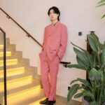 Dori Sakurada Instagram - RMK 4月5日に新発売されるRMKの『デューイーメルト リップカラー』のローンチイベントに参加してきました！ この『デューイーメルト リップカラー』は、澄み切った発色と艶に注目したもので、全12色で展開されるのですが、唇に塗ると温度で柔らかく溶けてしっかりフィットしてくれます！ リップをふっくらと演出してくれ、驚いたのはドリンクを飲んだ時にグラスにリップの色が移らず、しっかりキープしてくれました✨ さらに美容成分も含まれており、うるおいを保ちながら、つけたての仕上がりが長時間持続します！ 絶妙なくすみ感のあるカラーバリエーションで、青みピンクのカラーにも、細かいゴールドのラメが入っていたりするので、パーソナルカラーにとらわれずに好きなアイテムをセレクトして楽しめます💄 同時に登場する『リップベースライナー』は、ソフトマットな質感で縁取り＆面で塗ることができる優れもの、オイルトリートメント発想の『Wトリートメント クレンジングバーム』は体温でスッと溶けて美容成分たっぷりでメイクをオフしてくれます！ クレンジングバームも先に使用させていただいたのですが、とても気に入りました！ ちなみに僕は10の『サクラ シーン』というカラーを塗りました🌸 発色良く、自然に唇に色を付けてくれてお気に入りでした✨ 色々と試させていただいて『デューイーメルト リップカラー』はかなり人気になると思いました…！ 手に入れたい方はお早めにチェックしてみてください❣️ @rmkofficial #PR