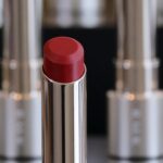 Dori Sakurada Instagram - RMK 4月5日に新発売されるRMKの『デューイーメルト リップカラー』のローンチイベントに参加してきました！ この『デューイーメルト リップカラー』は、澄み切った発色と艶に注目したもので、全12色で展開されるのですが、唇に塗ると温度で柔らかく溶けてしっかりフィットしてくれます！ リップをふっくらと演出してくれ、驚いたのはドリンクを飲んだ時にグラスにリップの色が移らず、しっかりキープしてくれました✨ さらに美容成分も含まれており、うるおいを保ちながら、つけたての仕上がりが長時間持続します！ 絶妙なくすみ感のあるカラーバリエーションで、青みピンクのカラーにも、細かいゴールドのラメが入っていたりするので、パーソナルカラーにとらわれずに好きなアイテムをセレクトして楽しめます💄 同時に登場する『リップベースライナー』は、ソフトマットな質感で縁取り＆面で塗ることができる優れもの、オイルトリートメント発想の『Wトリートメント クレンジングバーム』は体温でスッと溶けて美容成分たっぷりでメイクをオフしてくれます！ クレンジングバームも先に使用させていただいたのですが、とても気に入りました！ ちなみに僕は10の『サクラ シーン』というカラーを塗りました🌸 発色良く、自然に唇に色を付けてくれてお気に入りでした✨ 色々と試させていただいて『デューイーメルト リップカラー』はかなり人気になると思いました…！ 手に入れたい方はお早めにチェックしてみてください❣️ @rmkofficial #PR