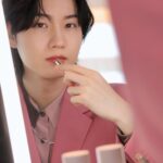 Dori Sakurada Instagram - RMK 4月5日に新発売されるRMKの『デューイーメルト リップカラー』のローンチイベントに参加してきました！ この『デューイーメルト リップカラー』は、澄み切った発色と艶に注目したもので、全12色で展開されるのですが、唇に塗ると温度で柔らかく溶けてしっかりフィットしてくれます！ リップをふっくらと演出してくれ、驚いたのはドリンクを飲んだ時にグラスにリップの色が移らず、しっかりキープしてくれました✨ さらに美容成分も含まれており、うるおいを保ちながら、つけたての仕上がりが長時間持続します！ 絶妙なくすみ感のあるカラーバリエーションで、青みピンクのカラーにも、細かいゴールドのラメが入っていたりするので、パーソナルカラーにとらわれずに好きなアイテムをセレクトして楽しめます💄 同時に登場する『リップベースライナー』は、ソフトマットな質感で縁取り＆面で塗ることができる優れもの、オイルトリートメント発想の『Wトリートメント クレンジングバーム』は体温でスッと溶けて美容成分たっぷりでメイクをオフしてくれます！ クレンジングバームも先に使用させていただいたのですが、とても気に入りました！ ちなみに僕は10の『サクラ シーン』というカラーを塗りました🌸 発色良く、自然に唇に色を付けてくれてお気に入りでした✨ 色々と試させていただいて『デューイーメルト リップカラー』はかなり人気になると思いました…！ 手に入れたい方はお早めにチェックしてみてください❣️ @rmkofficial #PR