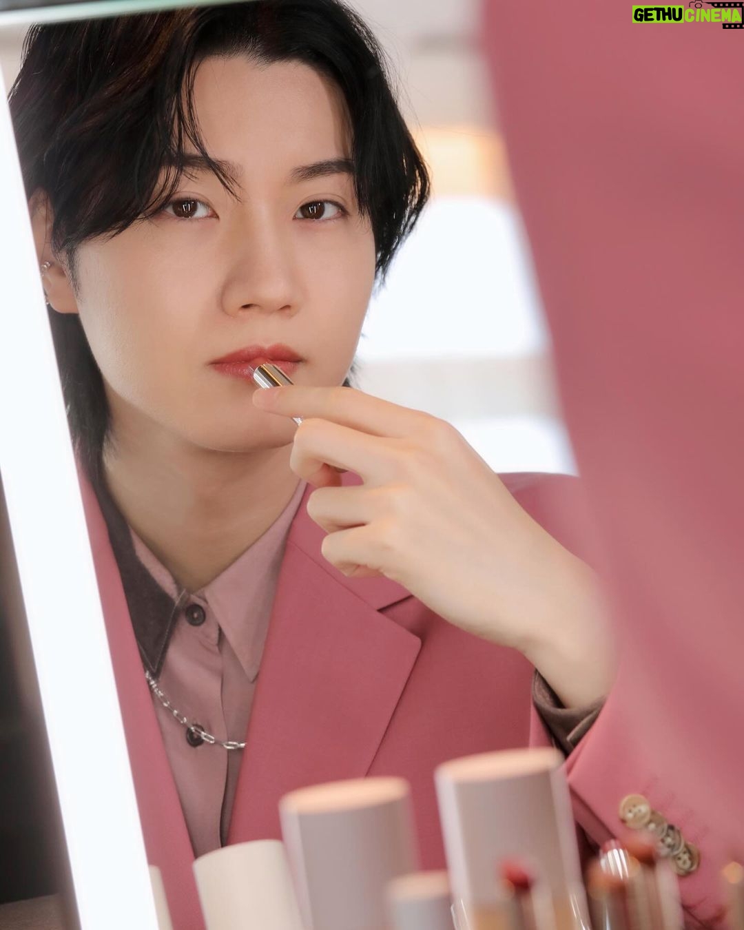 Dori Sakurada Instagram - RMK 4月5日に新発売されるRMKの『デューイーメルト リップカラー』のローンチイベントに参加してきました! この『デューイーメルト リップカラー』は、澄み切った発色と艶に注目したもので、全12色で展開されるのですが、唇に塗ると温度で柔らかく溶けてしっかりフィットしてくれます! リップをふっくらと演出してくれ、驚いたのはドリンクを飲んだ時にグラスにリップの色が移らず、しっかりキープしてくれました✨ さらに美容成分も含まれており、うるおいを保ちながら、つけたての仕上がりが長時間持続します! 絶妙なくすみ感のあるカラーバリエーションで、青みピンクのカラーにも、細かいゴールドのラメが入っていたりするので、パーソナルカラーにとらわれずに好きなアイテムをセレクトして楽しめます💄 同時に登場する『リップベースライナー』は、ソフトマットな質感で縁取り&面で塗ることができる優れもの、オイルトリートメント発想の『Wトリートメント クレンジングバーム』は体温でスッと溶けて美容成分たっぷりでメイクをオフしてくれます! クレンジングバームも先に使用させていただいたのですが、とても気に入りました! ちなみに僕は10の『サクラ シーン』というカラーを塗りました🌸 発色良く、自然に唇に色を付けてくれてお気に入りでした✨ 色々と試させていただいて『デューイーメルト リップカラー』はかなり人気になると思いました…! 手に入れたい方はお早めにチェックしてみてください❣️ @rmkofficial #PR