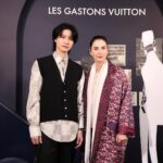 Dori Sakurada Instagram - LOUIS VUITTON ルイ・ヴィトンの新作ジュエリープレゼンテーションにご招待いただき、参加しました💎 ウォッチ＆ファインジュエリーのクリエイティブ・ディレクター、フランチェスカ・アムフィテアトロフ氏が来日し、自ら手がけた数々のコレクションをご紹介してくださいました！ 今年1月に発表されたメンズファインジュエリー『レ ガストン ヴィトン』は、デニムにインスパイアされたブルーカラーの世界観でディスプレイされ、男女問わず楽しめる遊び心溢れるコレクションになっています✨ 僕は『デザイナーペンダント レ ガストン ヴィトン』を身に着けたのですが、実際にペンとして描くこともできるアイテムで、フランチェスカ氏が語ってくださったガストン氏の思い出や遊び心、家族想いな一面など、今回のコレクションが生まれた背景を知ってからだとさらに魅力を感じることができて、とても嬉しかったです☺️ 僕もガストンさんにお会いしてみたかったな✨ そしてプレゼンテーションの後は皆様とお食事を共にし、ルイ・ヴィトンのジュエリーのように輝かしい時間を過ごさせていただきました✨ ジュエリーや宝石は見るだけでも、身につけるだけでも美しく、気分が上がりますが、そこに素敵な時間や思い出が加わることで、より大切に想えるようになりますね💎✨ 皆さんもルイ・ヴィトンの新作ジュエリーコレクション、ぜひチェックしてみてください！ Thank you for inviting @LOUISVUITTON @francescaamfitheatrof #LesGastonsVuitton #LVWatch #LVFashion #InvitedbyLouisVuitton #Sponsored