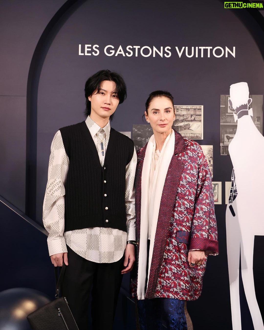 Dori Sakurada Instagram - LOUIS VUITTON ルイ・ヴィトンの新作ジュエリープレゼンテーションにご招待いただき、参加しました💎 ウォッチ&ファインジュエリーのクリエイティブ・ディレクター、フランチェスカ・アムフィテアトロフ氏が来日し、自ら手がけた数々のコレクションをご紹介してくださいました! 今年1月に発表されたメンズファインジュエリー『レ ガストン ヴィトン』は、デニムにインスパイアされたブルーカラーの世界観でディスプレイされ、男女問わず楽しめる遊び心溢れるコレクションになっています✨ 僕は『デザイナーペンダント レ ガストン ヴィトン』を身に着けたのですが、実際にペンとして描くこともできるアイテムで、フランチェスカ氏が語ってくださったガストン氏の思い出や遊び心、家族想いな一面など、今回のコレクションが生まれた背景を知ってからだとさらに魅力を感じることができて、とても嬉しかったです☺️ 僕もガストンさんにお会いしてみたかったな✨ そしてプレゼンテーションの後は皆様とお食事を共にし、ルイ・ヴィトンのジュエリーのように輝かしい時間を過ごさせていただきました✨ ジュエリーや宝石は見るだけでも、身につけるだけでも美しく、気分が上がりますが、そこに素敵な時間や思い出が加わることで、より大切に想えるようになりますね💎✨ 皆さんもルイ・ヴィトンの新作ジュエリーコレクション、ぜひチェックしてみてください! Thank you for inviting @LOUISVUITTON @francescaamfitheatrof #LesGastonsVuitton #LVWatch #LVFashion #InvitedbyLouisVuitton #Sponsored