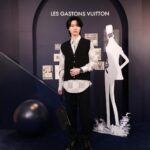 Dori Sakurada Instagram - LOUIS VUITTON ルイ・ヴィトンの新作ジュエリープレゼンテーションにご招待いただき、参加しました💎 ウォッチ＆ファインジュエリーのクリエイティブ・ディレクター、フランチェスカ・アムフィテアトロフ氏が来日し、自ら手がけた数々のコレクションをご紹介してくださいました！ 今年1月に発表されたメンズファインジュエリー『レ ガストン ヴィトン』は、デニムにインスパイアされたブルーカラーの世界観でディスプレイされ、男女問わず楽しめる遊び心溢れるコレクションになっています✨ 僕は『デザイナーペンダント レ ガストン ヴィトン』を身に着けたのですが、実際にペンとして描くこともできるアイテムで、フランチェスカ氏が語ってくださったガストン氏の思い出や遊び心、家族想いな一面など、今回のコレクションが生まれた背景を知ってからだとさらに魅力を感じることができて、とても嬉しかったです☺️ 僕もガストンさんにお会いしてみたかったな✨ そしてプレゼンテーションの後は皆様とお食事を共にし、ルイ・ヴィトンのジュエリーのように輝かしい時間を過ごさせていただきました✨ ジュエリーや宝石は見るだけでも、身につけるだけでも美しく、気分が上がりますが、そこに素敵な時間や思い出が加わることで、より大切に想えるようになりますね💎✨ 皆さんもルイ・ヴィトンの新作ジュエリーコレクション、ぜひチェックしてみてください！ Thank you for inviting @LOUISVUITTON @francescaamfitheatrof #LesGastonsVuitton #LVWatch #LVFashion #InvitedbyLouisVuitton #Sponsored