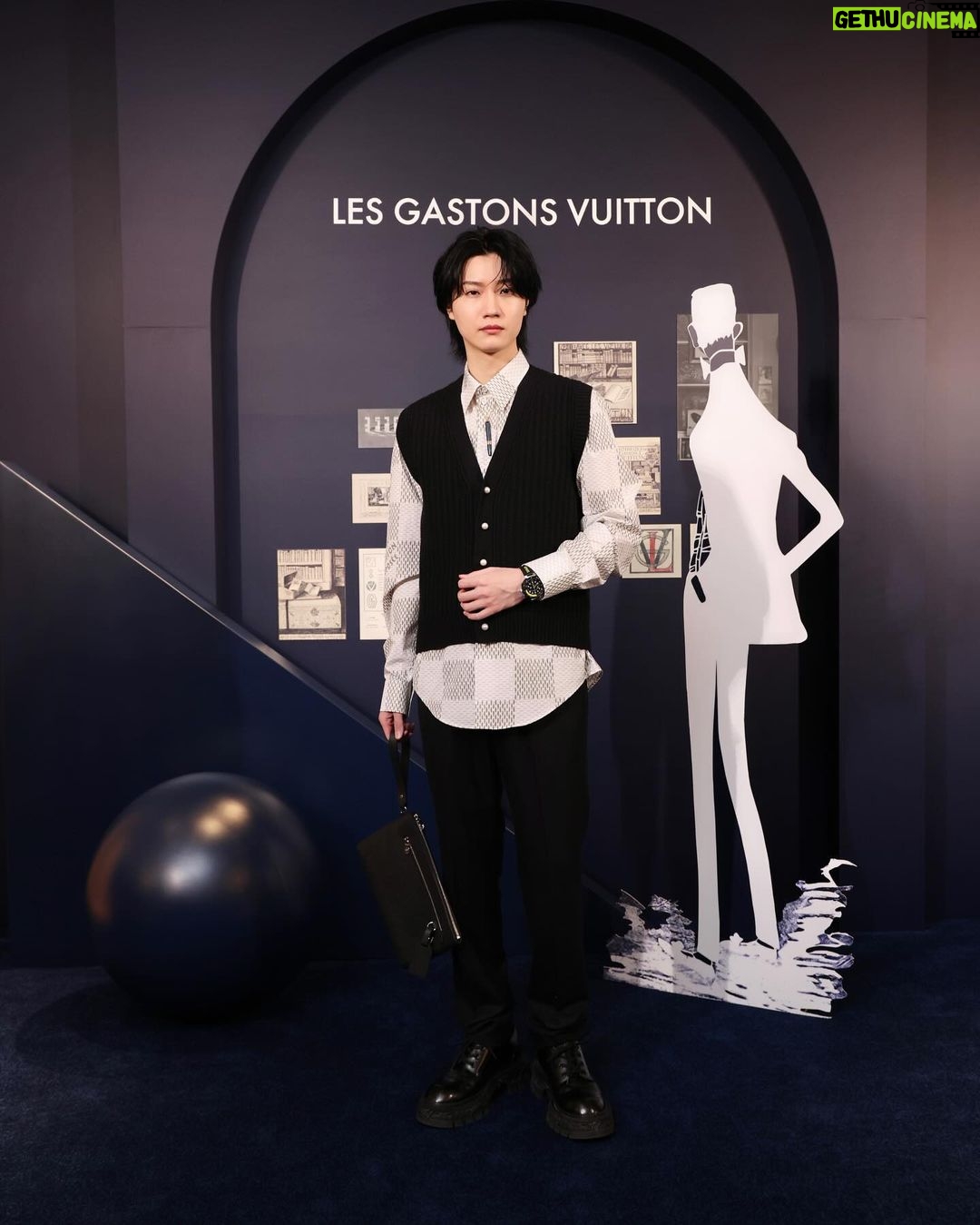 Dori Sakurada Instagram - LOUIS VUITTON ルイ・ヴィトンの新作ジュエリープレゼンテーションにご招待いただき、参加しました💎 ウォッチ&ファインジュエリーのクリエイティブ・ディレクター、フランチェスカ・アムフィテアトロフ氏が来日し、自ら手がけた数々のコレクションをご紹介してくださいました! 今年1月に発表されたメンズファインジュエリー『レ ガストン ヴィトン』は、デニムにインスパイアされたブルーカラーの世界観でディスプレイされ、男女問わず楽しめる遊び心溢れるコレクションになっています✨ 僕は『デザイナーペンダント レ ガストン ヴィトン』を身に着けたのですが、実際にペンとして描くこともできるアイテムで、フランチェスカ氏が語ってくださったガストン氏の思い出や遊び心、家族想いな一面など、今回のコレクションが生まれた背景を知ってからだとさらに魅力を感じることができて、とても嬉しかったです☺️ 僕もガストンさんにお会いしてみたかったな✨ そしてプレゼンテーションの後は皆様とお食事を共にし、ルイ・ヴィトンのジュエリーのように輝かしい時間を過ごさせていただきました✨ ジュエリーや宝石は見るだけでも、身につけるだけでも美しく、気分が上がりますが、そこに素敵な時間や思い出が加わることで、より大切に想えるようになりますね💎✨ 皆さんもルイ・ヴィトンの新作ジュエリーコレクション、ぜひチェックしてみてください! Thank you for inviting @LOUISVUITTON @francescaamfitheatrof #LesGastonsVuitton #LVWatch #LVFashion #InvitedbyLouisVuitton #Sponsored