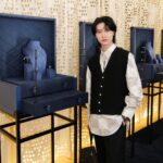 Dori Sakurada Instagram - LOUIS VUITTON ルイ・ヴィトンの新作ジュエリープレゼンテーションにご招待いただき、参加しました💎 ウォッチ＆ファインジュエリーのクリエイティブ・ディレクター、フランチェスカ・アムフィテアトロフ氏が来日し、自ら手がけた数々のコレクションをご紹介してくださいました！ 今年1月に発表されたメンズファインジュエリー『レ ガストン ヴィトン』は、デニムにインスパイアされたブルーカラーの世界観でディスプレイされ、男女問わず楽しめる遊び心溢れるコレクションになっています✨ 僕は『デザイナーペンダント レ ガストン ヴィトン』を身に着けたのですが、実際にペンとして描くこともできるアイテムで、フランチェスカ氏が語ってくださったガストン氏の思い出や遊び心、家族想いな一面など、今回のコレクションが生まれた背景を知ってからだとさらに魅力を感じることができて、とても嬉しかったです☺️ 僕もガストンさんにお会いしてみたかったな✨ そしてプレゼンテーションの後は皆様とお食事を共にし、ルイ・ヴィトンのジュエリーのように輝かしい時間を過ごさせていただきました✨ ジュエリーや宝石は見るだけでも、身につけるだけでも美しく、気分が上がりますが、そこに素敵な時間や思い出が加わることで、より大切に想えるようになりますね💎✨ 皆さんもルイ・ヴィトンの新作ジュエリーコレクション、ぜひチェックしてみてください！ Thank you for inviting @LOUISVUITTON @francescaamfitheatrof #LesGastonsVuitton #LVWatch #LVFashion #InvitedbyLouisVuitton #Sponsored