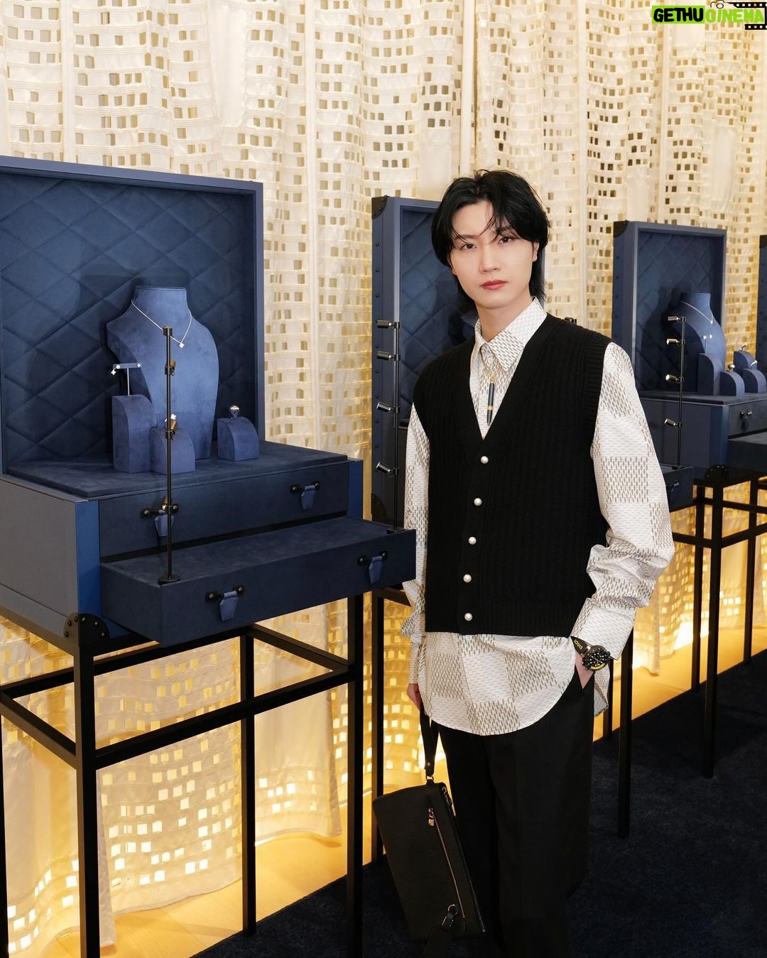 Dori Sakurada Instagram - LOUIS VUITTON ルイ・ヴィトンの新作ジュエリープレゼンテーションにご招待いただき、参加しました💎 ウォッチ&ファインジュエリーのクリエイティブ・ディレクター、フランチェスカ・アムフィテアトロフ氏が来日し、自ら手がけた数々のコレクションをご紹介してくださいました! 今年1月に発表されたメンズファインジュエリー『レ ガストン ヴィトン』は、デニムにインスパイアされたブルーカラーの世界観でディスプレイされ、男女問わず楽しめる遊び心溢れるコレクションになっています✨ 僕は『デザイナーペンダント レ ガストン ヴィトン』を身に着けたのですが、実際にペンとして描くこともできるアイテムで、フランチェスカ氏が語ってくださったガストン氏の思い出や遊び心、家族想いな一面など、今回のコレクションが生まれた背景を知ってからだとさらに魅力を感じることができて、とても嬉しかったです☺️ 僕もガストンさんにお会いしてみたかったな✨ そしてプレゼンテーションの後は皆様とお食事を共にし、ルイ・ヴィトンのジュエリーのように輝かしい時間を過ごさせていただきました✨ ジュエリーや宝石は見るだけでも、身につけるだけでも美しく、気分が上がりますが、そこに素敵な時間や思い出が加わることで、より大切に想えるようになりますね💎✨ 皆さんもルイ・ヴィトンの新作ジュエリーコレクション、ぜひチェックしてみてください! Thank you for inviting @LOUISVUITTON @francescaamfitheatrof #LesGastonsVuitton #LVWatch #LVFashion #InvitedbyLouisVuitton #Sponsored