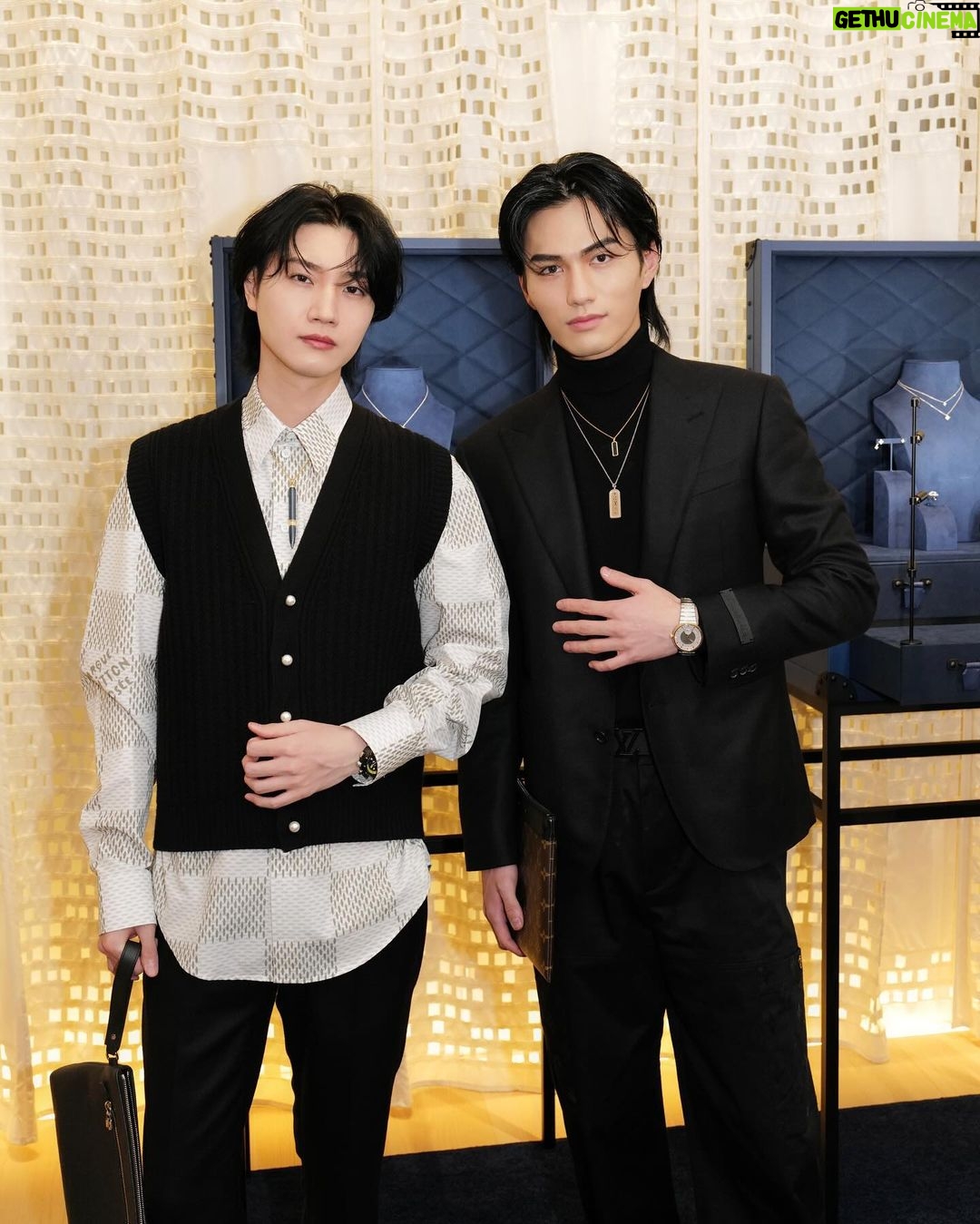 Dori Sakurada Instagram - LOUIS VUITTON ルイ・ヴィトンの新作ジュエリープレゼンテーションにご招待いただき、参加しました💎 ウォッチ&ファインジュエリーのクリエイティブ・ディレクター、フランチェスカ・アムフィテアトロフ氏が来日し、自ら手がけた数々のコレクションをご紹介してくださいました! 今年1月に発表されたメンズファインジュエリー『レ ガストン ヴィトン』は、デニムにインスパイアされたブルーカラーの世界観でディスプレイされ、男女問わず楽しめる遊び心溢れるコレクションになっています✨ 僕は『デザイナーペンダント レ ガストン ヴィトン』を身に着けたのですが、実際にペンとして描くこともできるアイテムで、フランチェスカ氏が語ってくださったガストン氏の思い出や遊び心、家族想いな一面など、今回のコレクションが生まれた背景を知ってからだとさらに魅力を感じることができて、とても嬉しかったです☺️ 僕もガストンさんにお会いしてみたかったな✨ そしてプレゼンテーションの後は皆様とお食事を共にし、ルイ・ヴィトンのジュエリーのように輝かしい時間を過ごさせていただきました✨ ジュエリーや宝石は見るだけでも、身につけるだけでも美しく、気分が上がりますが、そこに素敵な時間や思い出が加わることで、より大切に想えるようになりますね💎✨ 皆さんもルイ・ヴィトンの新作ジュエリーコレクション、ぜひチェックしてみてください! Thank you for inviting @LOUISVUITTON @francescaamfitheatrof #LesGastonsVuitton #LVWatch #LVFashion #InvitedbyLouisVuitton #Sponsored