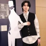 Dori Sakurada Instagram - LOUIS VUITTON ルイ・ヴィトンの新作ジュエリープレゼンテーションにご招待いただき、参加しました💎 ウォッチ＆ファインジュエリーのクリエイティブ・ディレクター、フランチェスカ・アムフィテアトロフ氏が来日し、自ら手がけた数々のコレクションをご紹介してくださいました！ 今年1月に発表されたメンズファインジュエリー『レ ガストン ヴィトン』は、デニムにインスパイアされたブルーカラーの世界観でディスプレイされ、男女問わず楽しめる遊び心溢れるコレクションになっています✨ 僕は『デザイナーペンダント レ ガストン ヴィトン』を身に着けたのですが、実際にペンとして描くこともできるアイテムで、フランチェスカ氏が語ってくださったガストン氏の思い出や遊び心、家族想いな一面など、今回のコレクションが生まれた背景を知ってからだとさらに魅力を感じることができて、とても嬉しかったです☺️ 僕もガストンさんにお会いしてみたかったな✨ そしてプレゼンテーションの後は皆様とお食事を共にし、ルイ・ヴィトンのジュエリーのように輝かしい時間を過ごさせていただきました✨ ジュエリーや宝石は見るだけでも、身につけるだけでも美しく、気分が上がりますが、そこに素敵な時間や思い出が加わることで、より大切に想えるようになりますね💎✨ 皆さんもルイ・ヴィトンの新作ジュエリーコレクション、ぜひチェックしてみてください！ Thank you for inviting @LOUISVUITTON @francescaamfitheatrof #LesGastonsVuitton #LVWatch #LVFashion #InvitedbyLouisVuitton #Sponsored
