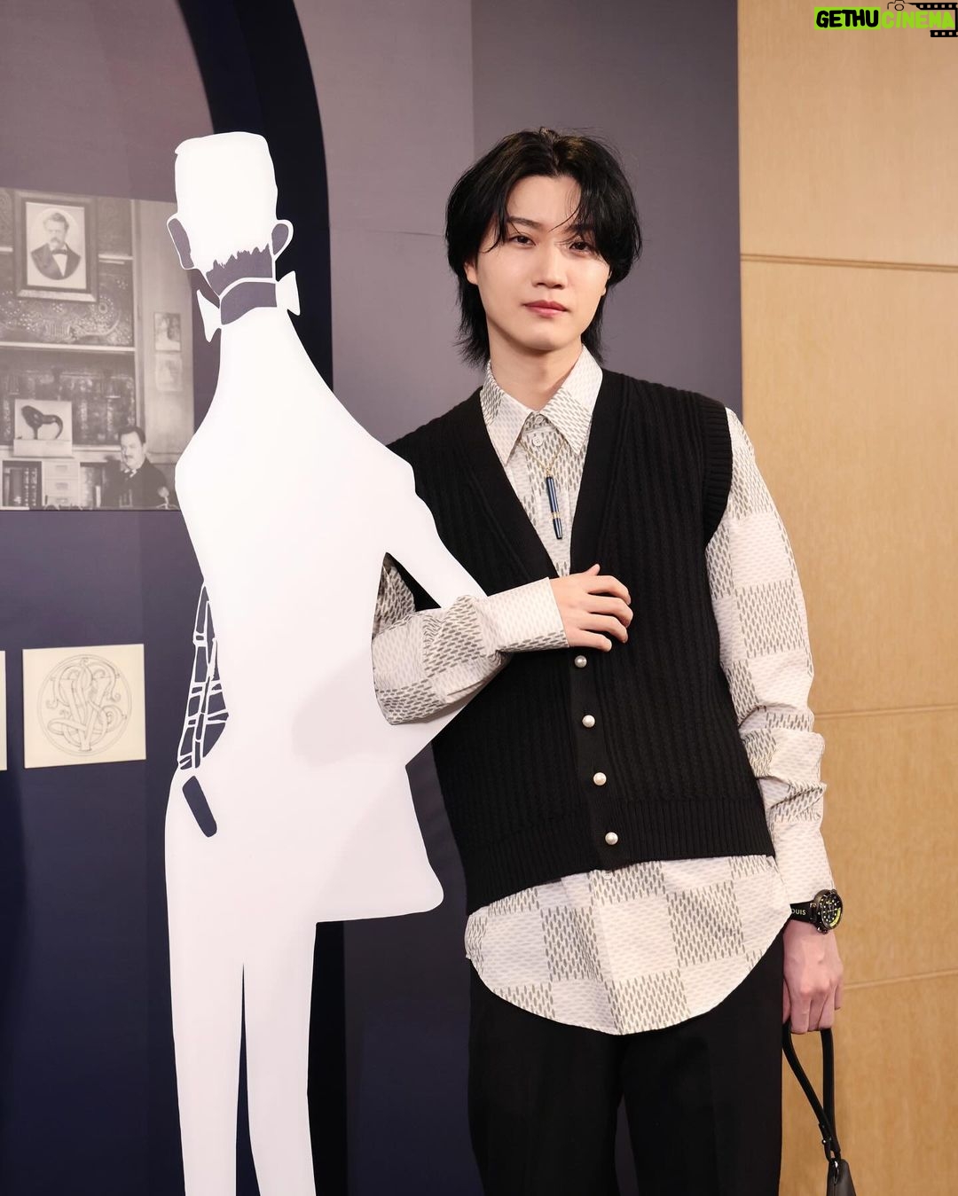 Dori Sakurada Instagram - LOUIS VUITTON ルイ・ヴィトンの新作ジュエリープレゼンテーションにご招待いただき、参加しました💎 ウォッチ&ファインジュエリーのクリエイティブ・ディレクター、フランチェスカ・アムフィテアトロフ氏が来日し、自ら手がけた数々のコレクションをご紹介してくださいました! 今年1月に発表されたメンズファインジュエリー『レ ガストン ヴィトン』は、デニムにインスパイアされたブルーカラーの世界観でディスプレイされ、男女問わず楽しめる遊び心溢れるコレクションになっています✨ 僕は『デザイナーペンダント レ ガストン ヴィトン』を身に着けたのですが、実際にペンとして描くこともできるアイテムで、フランチェスカ氏が語ってくださったガストン氏の思い出や遊び心、家族想いな一面など、今回のコレクションが生まれた背景を知ってからだとさらに魅力を感じることができて、とても嬉しかったです☺️ 僕もガストンさんにお会いしてみたかったな✨ そしてプレゼンテーションの後は皆様とお食事を共にし、ルイ・ヴィトンのジュエリーのように輝かしい時間を過ごさせていただきました✨ ジュエリーや宝石は見るだけでも、身につけるだけでも美しく、気分が上がりますが、そこに素敵な時間や思い出が加わることで、より大切に想えるようになりますね💎✨ 皆さんもルイ・ヴィトンの新作ジュエリーコレクション、ぜひチェックしてみてください! Thank you for inviting @LOUISVUITTON @francescaamfitheatrof #LesGastonsVuitton #LVWatch #LVFashion #InvitedbyLouisVuitton #Sponsored