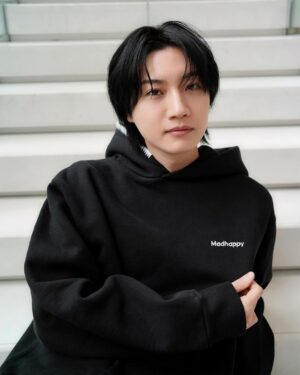 Dori Sakurada Instagram - Madhappy

ロサンゼルス発、セレブ御用達ブランドの『マッドハッピー』が日本に上陸🌈
日本公式オンラインストアがオープンしました！

カラフルなロゴや着ているとハッピーな気持ちになるような着心地の良いウェアで、⽇常⽣活の中の⼩さな喜びや幸せを強調し、コミュニティのつながりを深めることを⽬指し、楽観的でポジティブな信念を表現しているそうです✨

フードのステッチが可愛くてお気に入りで、セットアップで普段着で愛用中です🫶

ハッピーが1番だね✌️✨

@madhappyjp @madhappy #madhappy #PR