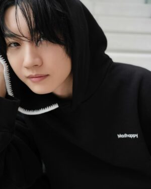 Dori Sakurada Instagram - Madhappy

ロサンゼルス発、セレブ御用達ブランドの『マッドハッピー』が日本に上陸🌈
日本公式オンラインストアがオープンしました！

カラフルなロゴや着ているとハッピーな気持ちになるような着心地の良いウェアで、⽇常⽣活の中の⼩さな喜びや幸せを強調し、コミュニティのつながりを深めることを⽬指し、楽観的でポジティブな信念を表現しているそうです✨

フードのステッチが可愛くてお気に入りで、セットアップで普段着で愛用中です🫶

ハッピーが1番だね✌️✨

@madhappyjp @madhappy #madhappy #PR