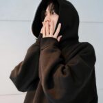 Dori Sakurada Instagram - Madhappy ロサンゼルス発、セレブ御用達ブランドの『マッドハッピー』が日本に上陸🌈 日本公式オンラインストアがオープンしました！ カラフルなロゴや着ているとハッピーな気持ちになるような着心地の良いウェアで、⽇常⽣活の中の⼩さな喜びや幸せを強調し、コミュニティのつながりを深めることを⽬指し、楽観的でポジティブな信念を表現しているそうです✨ フードのステッチが可愛くてお気に入りで、セットアップで普段着で愛用中です🫶 ハッピーが1番だね✌️✨ @madhappyjp @madhappy #madhappy #PR