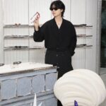 Dori Sakurada Instagram - GENTLE MONSTER & TAMBURINS 韓国発、グローバルファッションアイウェアブランド 『Gentle Monster』の東京フラッグシップストアがついにオープンします！ 東京には初進出で3月14日に青山にオープンします！ 『Gentle Monster Aoyama』はまさに完璧なジェントルモンスターの世界観が広がっていて、ファンだった方はもちろん、これからジェントルモンスターのアイテムをゲットしたい方にも大満足の空間でした✨ そして同ストア内に、規定されない美しさを探求する香りのブランド『TAMBURINS』の東京青山フラッグシップストアもオープンします！ タンバリンズも韓国発のブランドで、ファッショニスタから美容好きまで、幅広い層から絶大な人気を集めるブランドで、香りだけではなく視覚的にもユニークなプロダクトやオブジェがストア内並んでいました✨ ハンドクリームやリップバーム、可愛くて使いやすくてオススメです☺️ カボチャの形をしたキャンドルも可愛かったです🎃 ジェントルモンスターは大阪にはストアがあるのですが、タンバリンズもどちらも韓国発で、今までは実際にコレクションを手に取って見る機会は限られていたので、待望の東京、青山のストアオープンは僕もめちゃくちゃ嬉しいです！ 自分のショッピングもですが、どちらも友達へのギフトにもぴったりなので、通ってしまうと思います😌 ファッション、美容好きの皆さんは是非遊びに行ってみてください！✨ ストアではENHYPENのジェイクさん、ジョンウォンさん、ニキさん、そして三吉彩花様ともお会いすることができました💎✨ @gentlemonster @tamburinsofficial #PR #ジェントルモンスター #ジェントルモンスター青山 #GENTLEMONSTERAOYAMA #TAMBURINS #TAMBURINSAOYAMA #PUMKINI